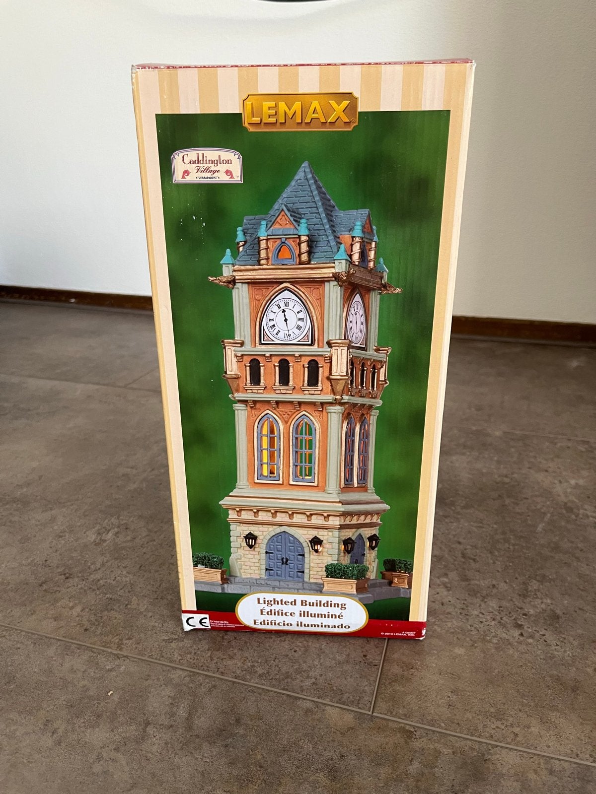 Lemax Caddington Village Klokkentoren Verlicht Gebouw, Huis en Inrichting, Ophalen, Meerkleurig, Steen/keramiek, Klassiek