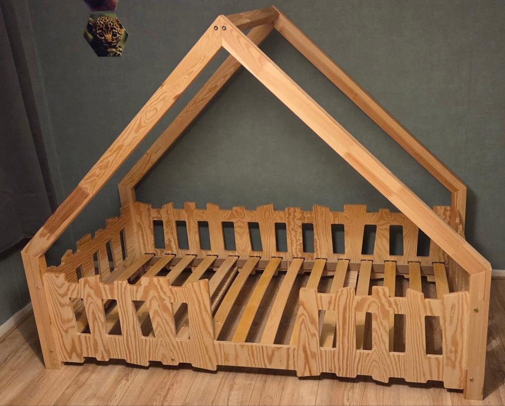 Houten kinderbed huisje met lattenbodem, Ophalen, 70 tot 85 cm, 140 tot 160 cm, Zo goed als nieuw