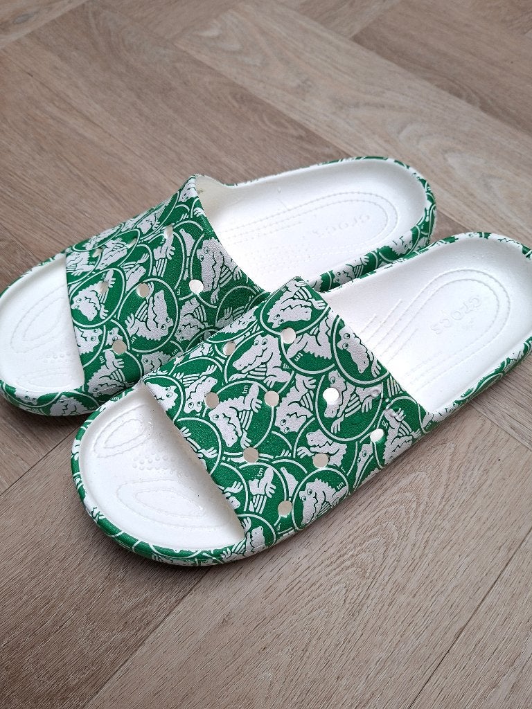 Slippers Crocs Classic Duke Print – groen – Maat 11 (45 EU), Slippers, Ophalen of Verzenden, Zo goed als nieuw, Overige kleuren