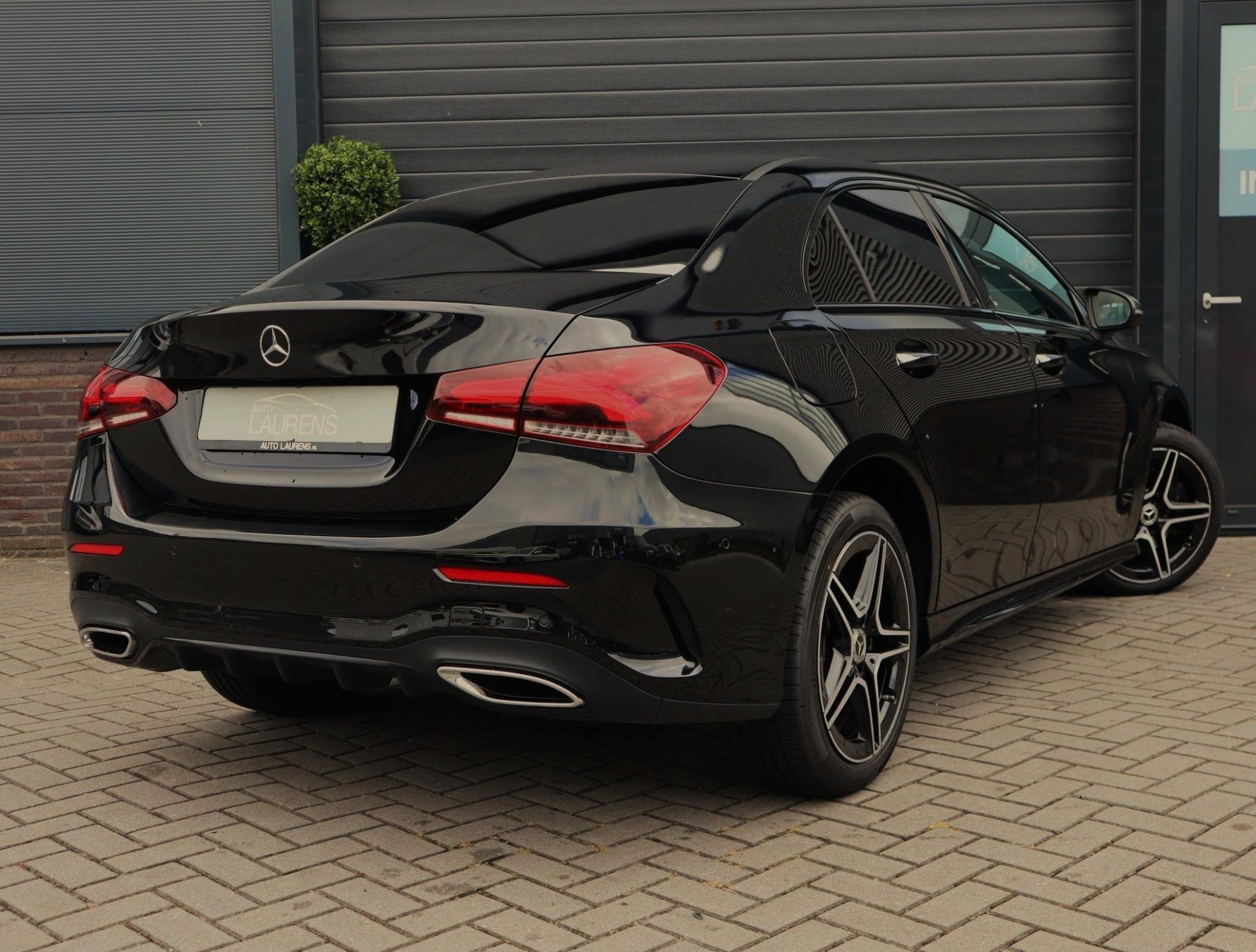 Mercedes-Benz A-klasse 250 e AMG Line | Pano | Camera | sfee, Auto's, Mercedes-Benz, Gebruikt, 16 kWh, Leder en Stof, Zwart