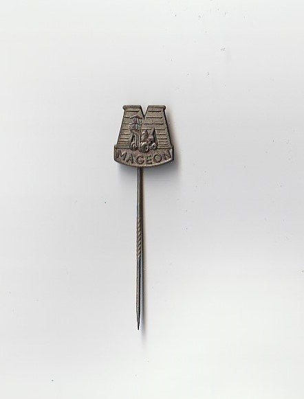 volmetaal speld van Mageon vorkheftrucks Rotterdam, Verzamelen, Speldjes, Pins en Buttons, Ophalen of Verzenden, Overige onderwerpen