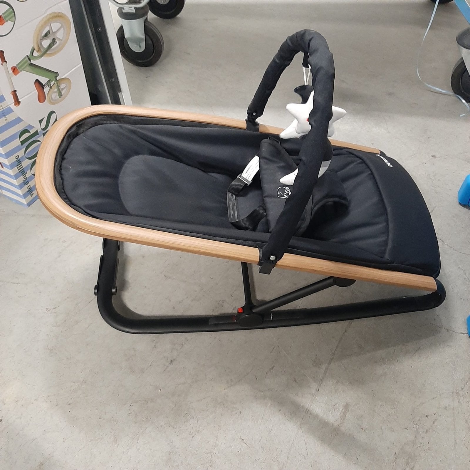 Deryan Wipstoel - Zwart met Houten Frame, Ophalen, Zo goed als nieuw