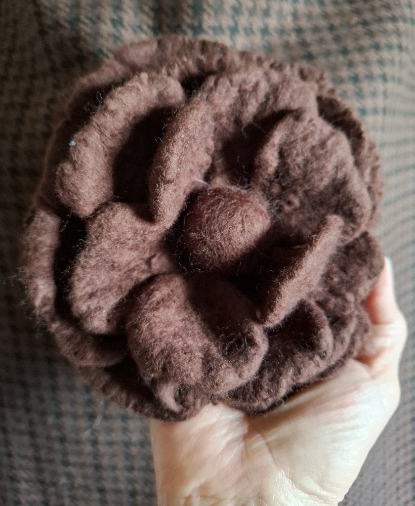 Grote merinowol handgemaakte bloem-broche, 10 cm of meer, Overige materialen, Bruin, Verzenden