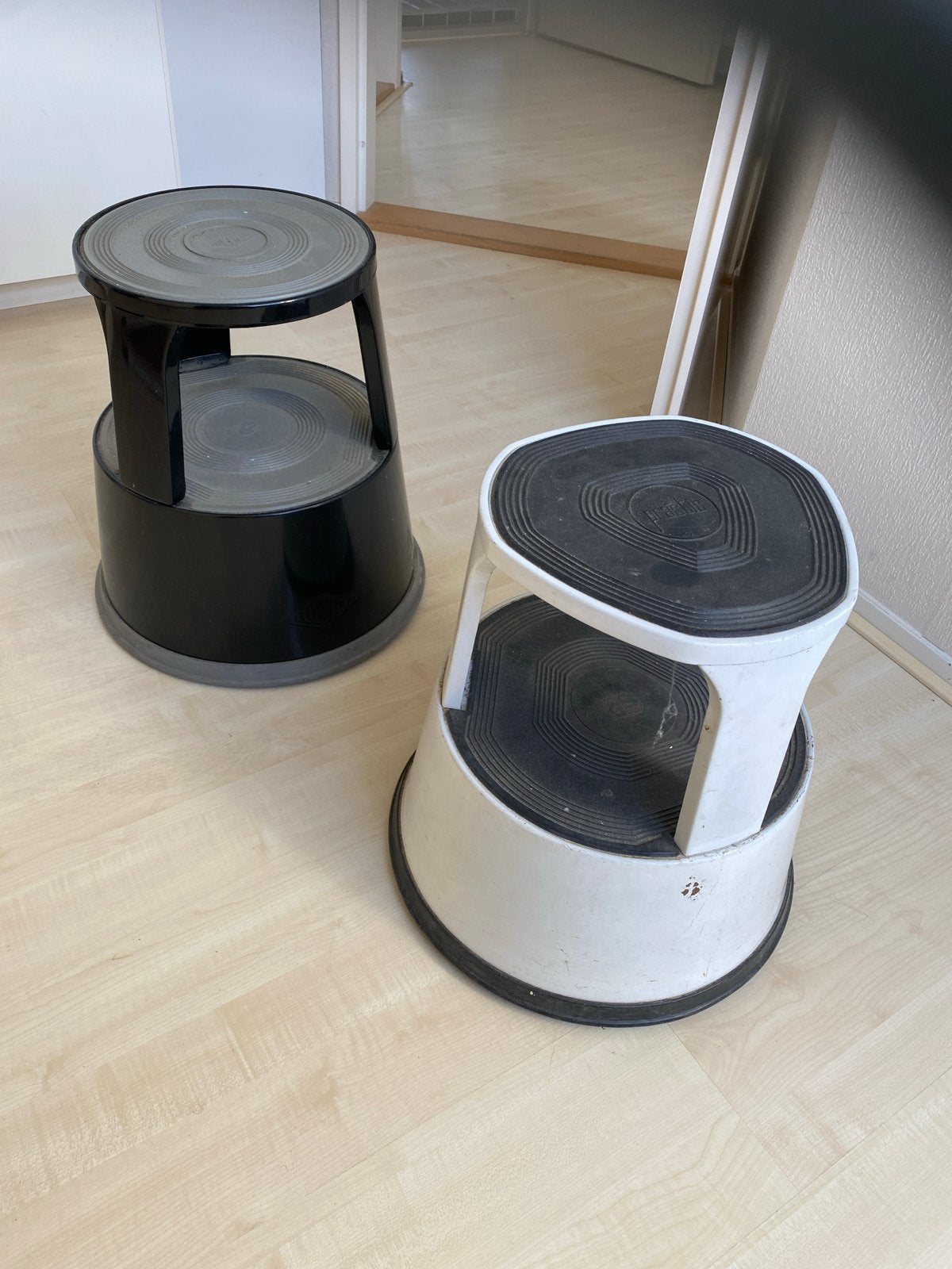 Twee rolkrukjes, zwart en wit, samen 35€ ., Ophalen, Gebruikt, IJzer