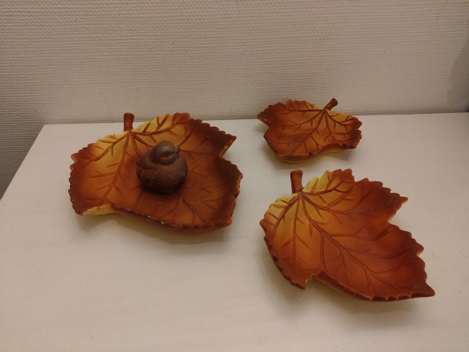 Set van 3 decoratieve bladvormige schaaltjes met vogeltje, Antiek en Kunst, Ophalen of Verzenden
