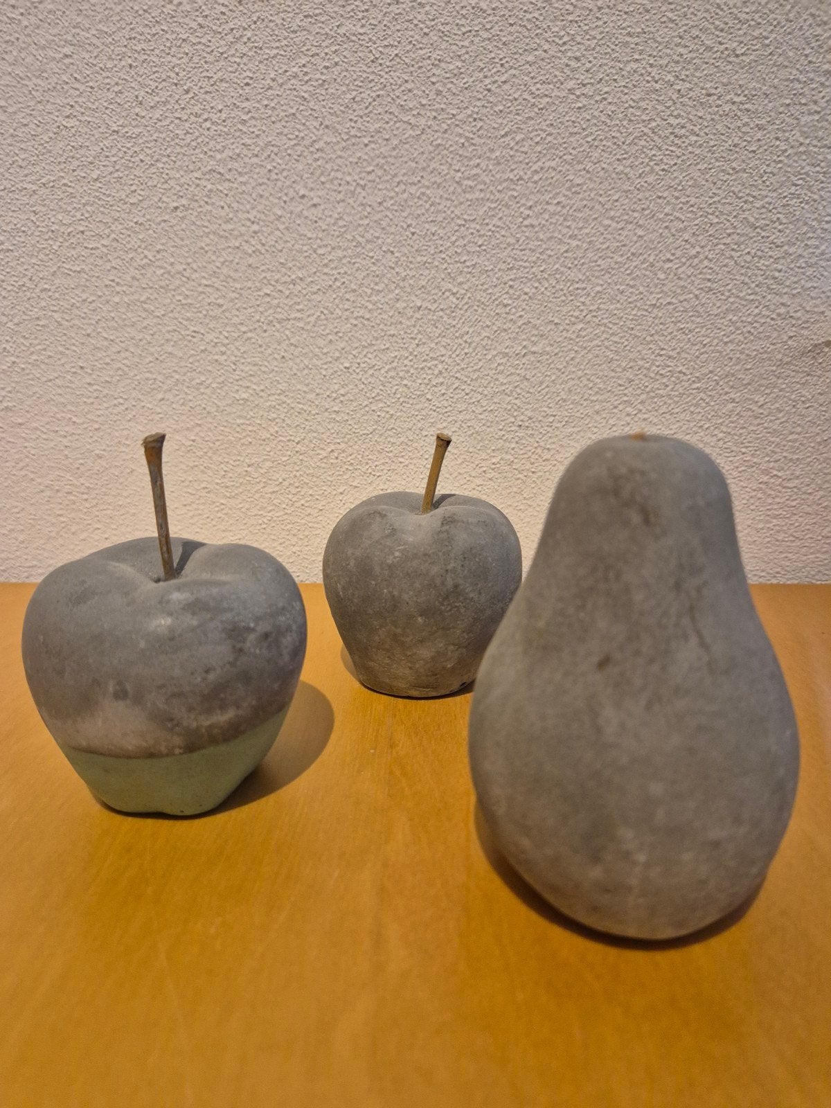 Decoratieve betonnen appels en peer - set van 3, Gebruikt, Ophalen of Verzenden, Modern, Grijs