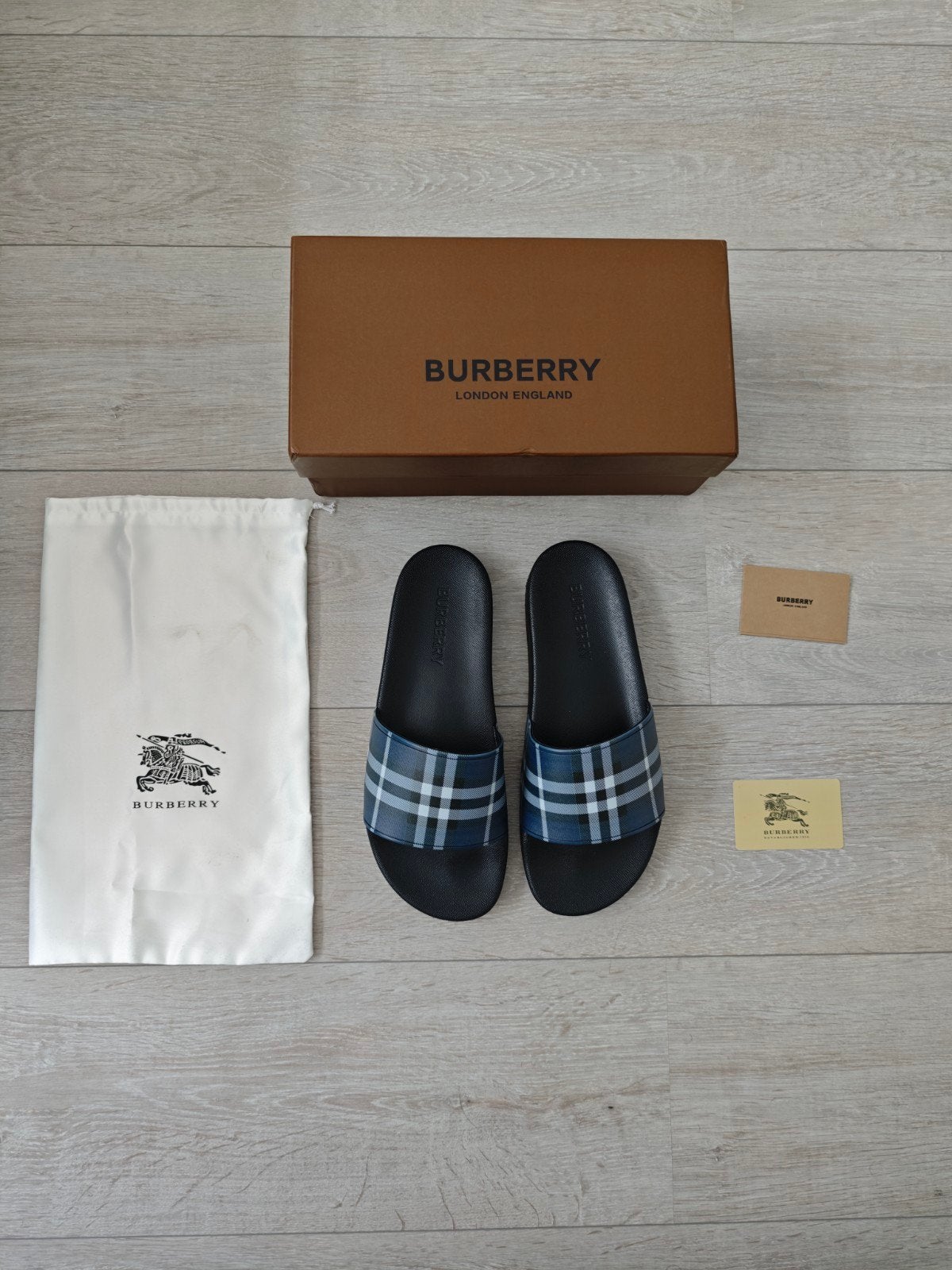 Burberry slippers maat 45, Sandalen, Zwart, Nieuw, Ophalen of Verzenden