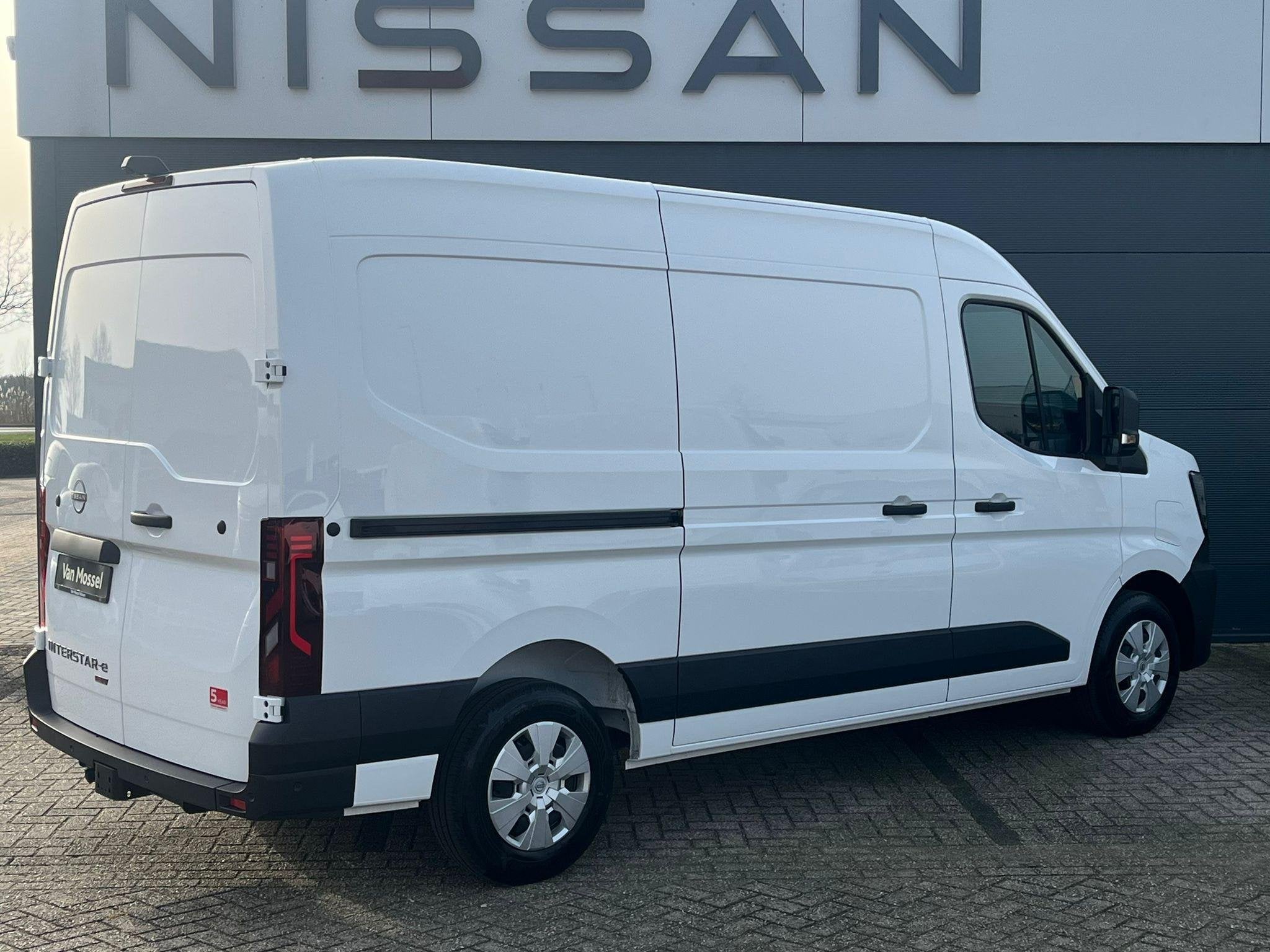 Nissan Interstar-e L2H2 Tekna 87 kWh 140PK | 0,0% Rente fina, Stof, 143 pk, Met garantie (alle), Electronic Stability Program (ESP)