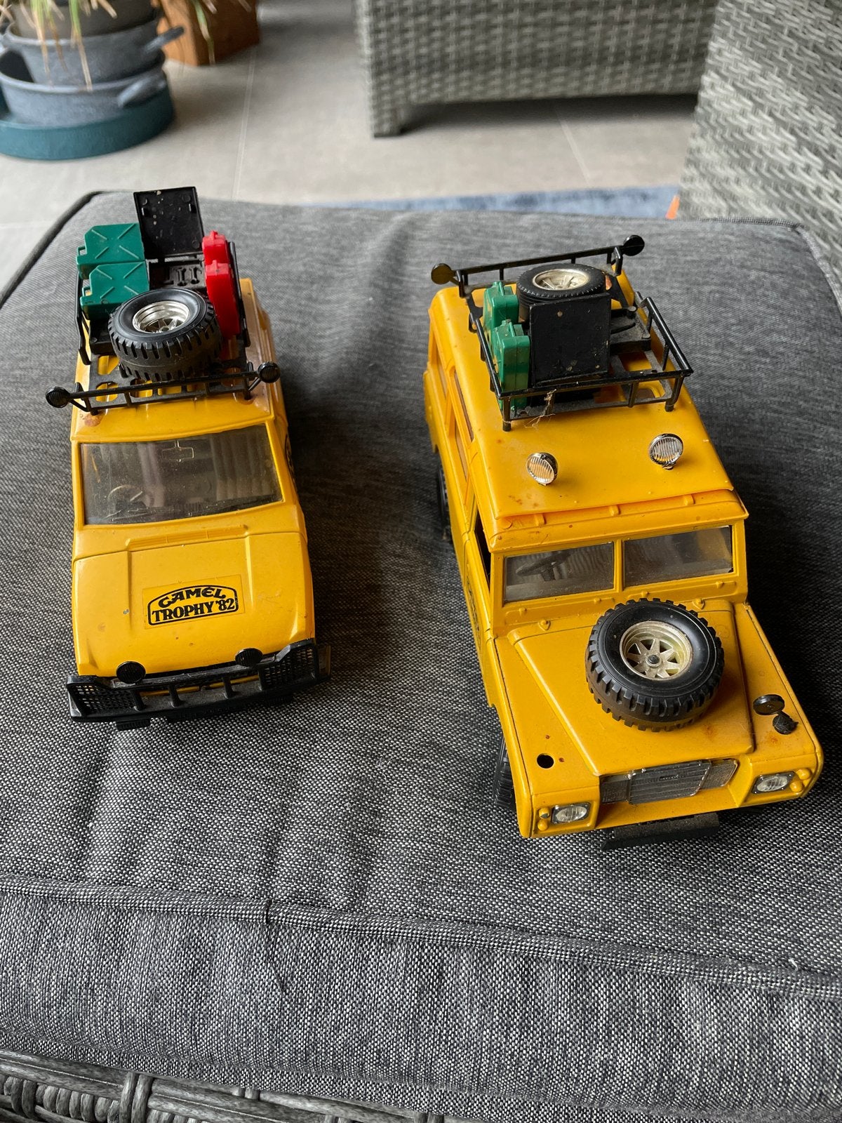 Camel Trophy '82 Land Rover Modelauto's (2 stuks), Overige merken, Gebruikt, Auto, Groter dan 1:32