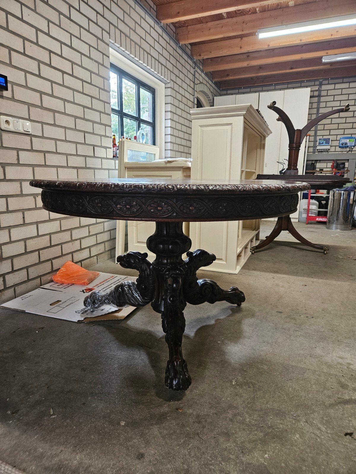 Prachtige bewerkte ronde tafel, Antiek en Kunst, Ophalen