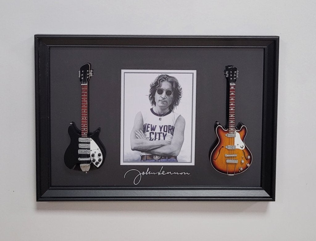 John Lennon 2 miniatuur gitaren op lijst wanddeco decoratie, Info@deconoord.nl, Deco Noord, Nieuw, Ophalen of Verzenden