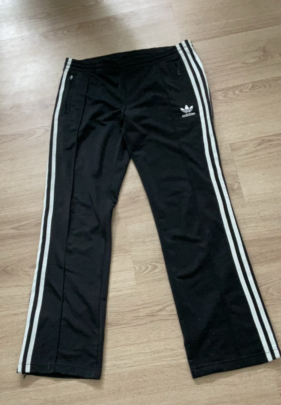 Mooie zwarte adidas broek maat 38, Kleding | Dames, Broeken en Pantalons, Ophalen