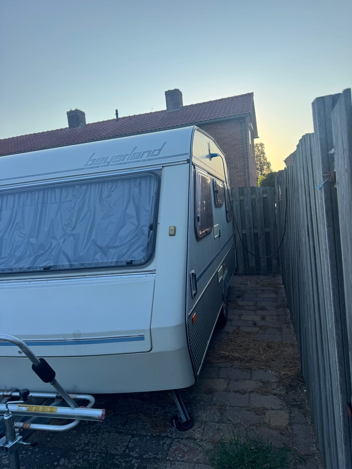 Beyerland Vitesse 400 DD - Compacte en complete caravan, Omvormbare zithoek, Treinzit, Particulier, 4 tot 5 meter