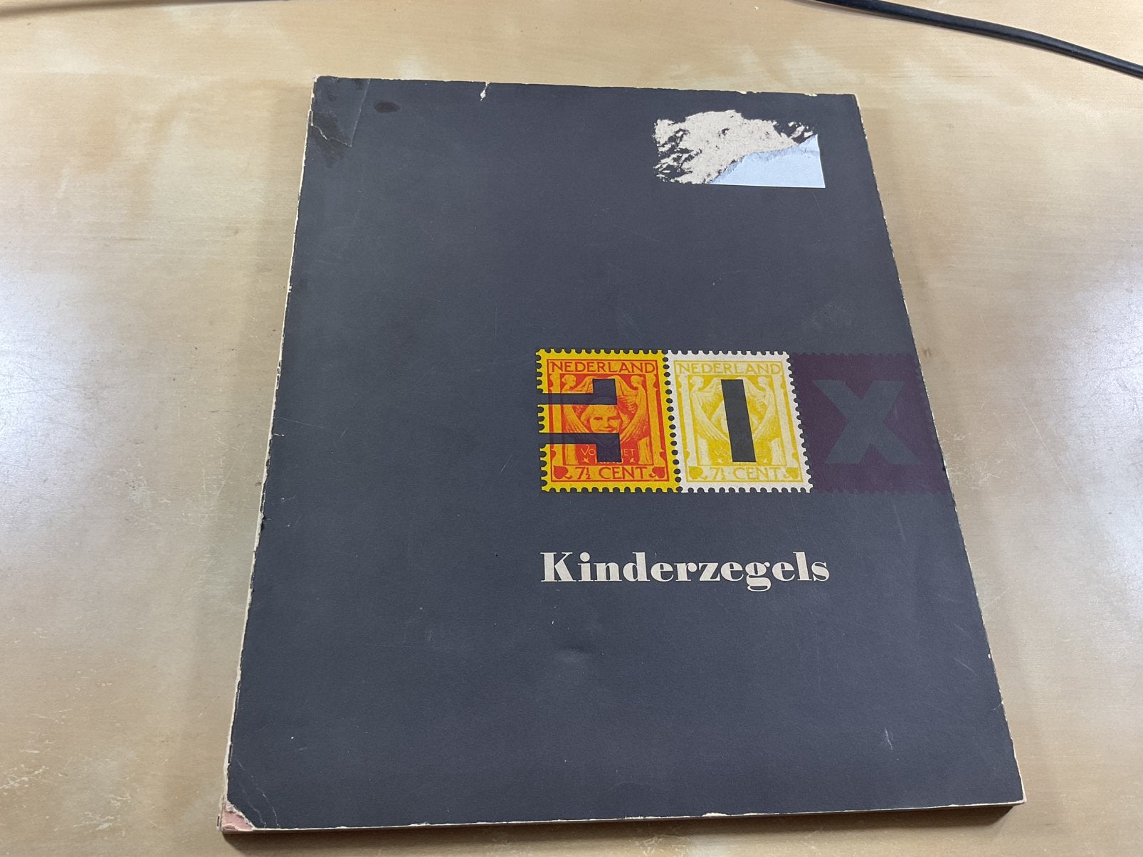 Boek Nederland Kinderpostzegels jaren 50, Postzegels en Munten, Postzegels | Toebehoren, Ophalen of Verzenden, Boek of Tijdschrift