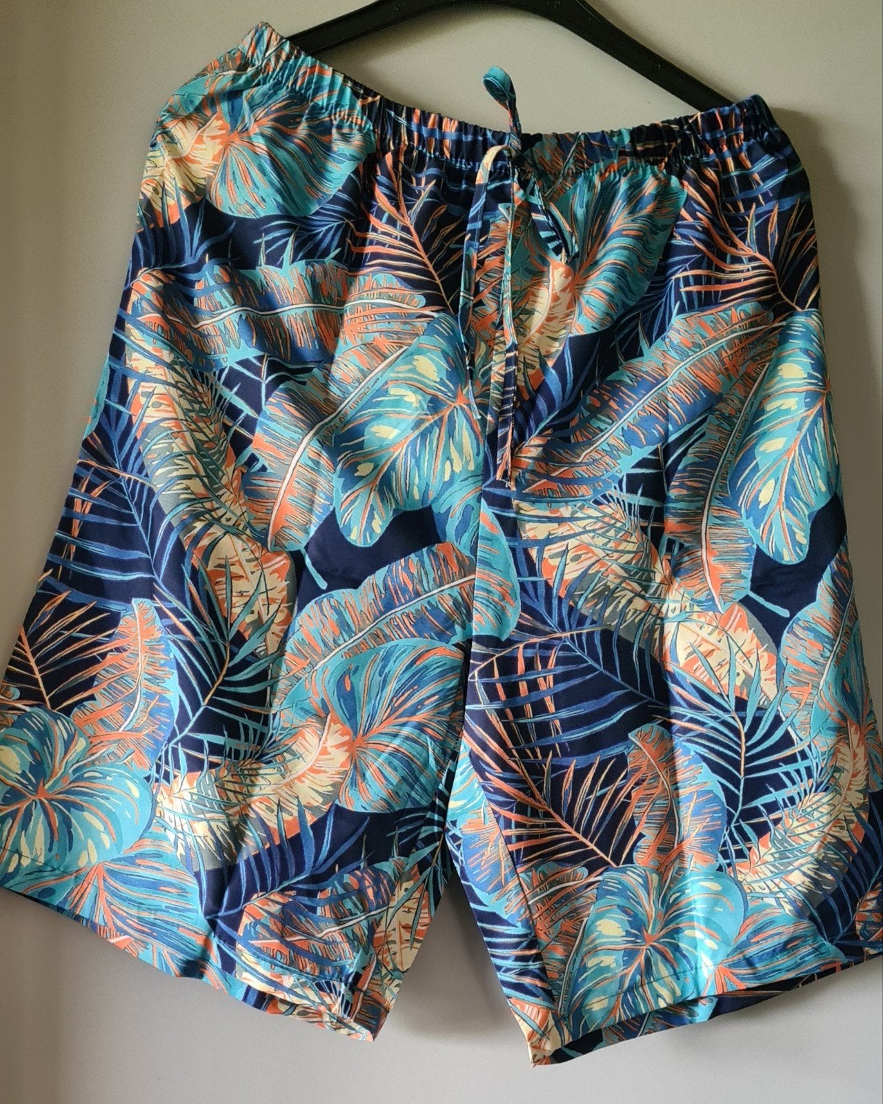 Nieuwe Zomerse Bermuda met Tropische Print Maat L, Kleding | Dames, Broeken en Pantalons, Kort, Meerkleurig, Maat 42/44 (L), Nieuw