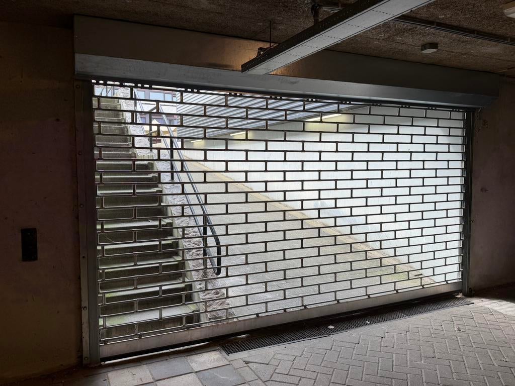 Beveiligings rolluik electrisch bediend, Ophalen, Zo goed als nieuw, Wit, 200 cm of meer