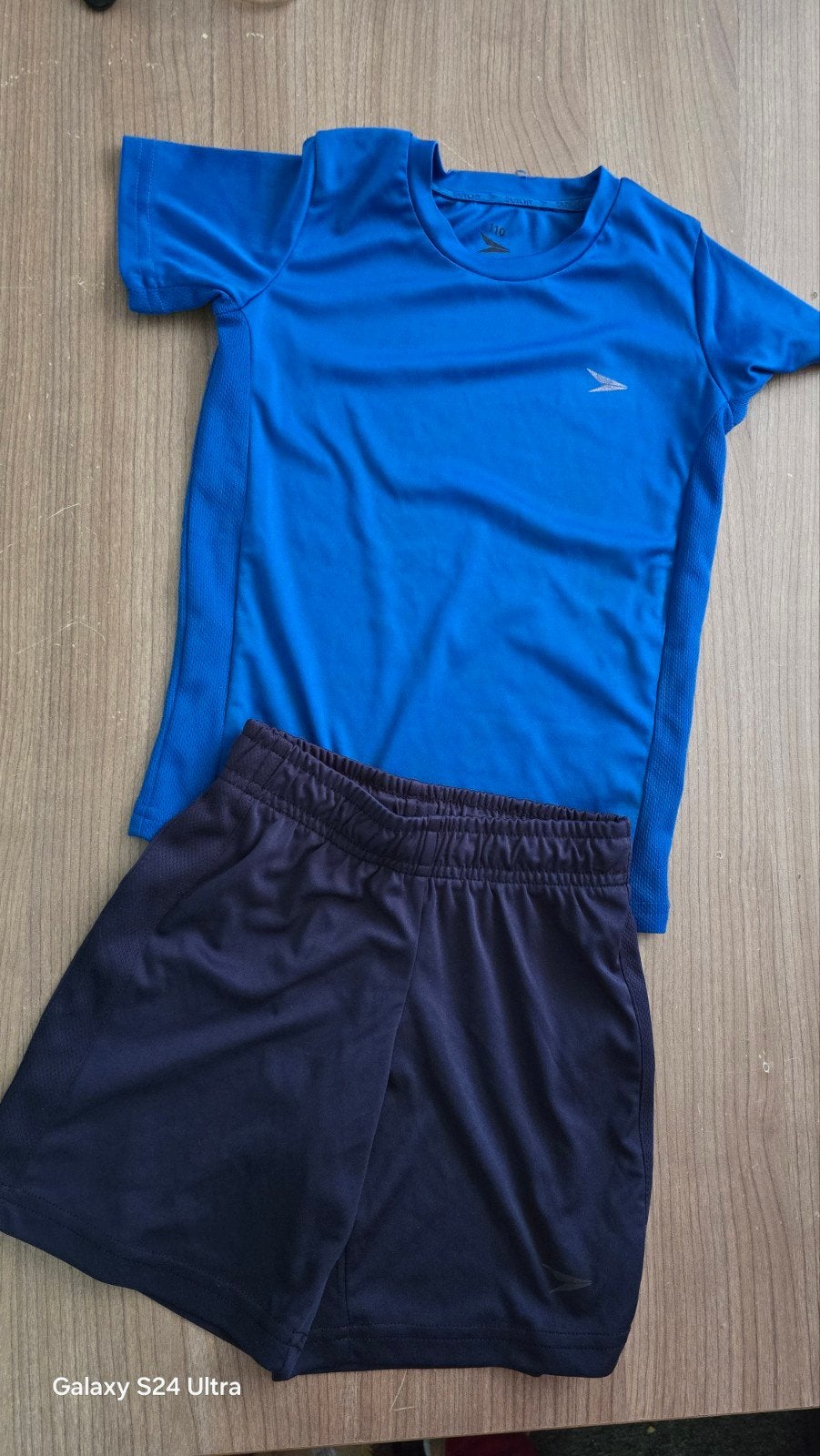 Kinder sport set - Blauw T-shirt en Donkerblauwe Short, Ophalen, Zo goed als nieuw, Dutchy, Jongen of Meisje