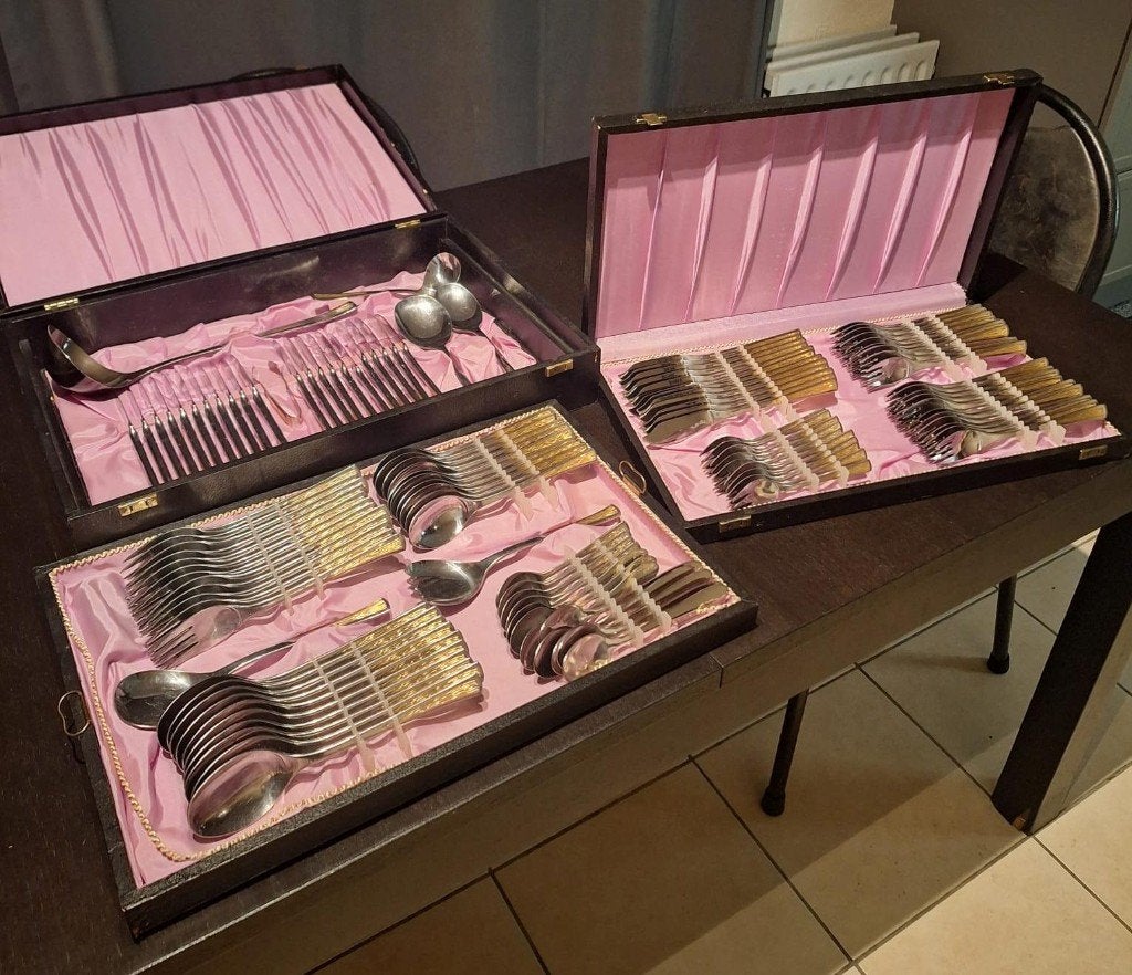 Uitgebreide gouden Amefa bestekset in 3 cassettes 125-delig, Bestekset, Overige typen, Ophalen of Verzenden, Zo goed als nieuw