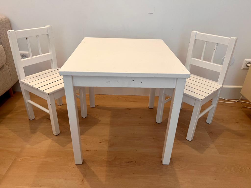 Kindertafel met 2 stoeltjes, Kinderen en Baby's, Kinderkamer | Tafels en Stoelen, Ophalen of Verzenden, Gebruikt, Tafel(s) en Stoel(en)
