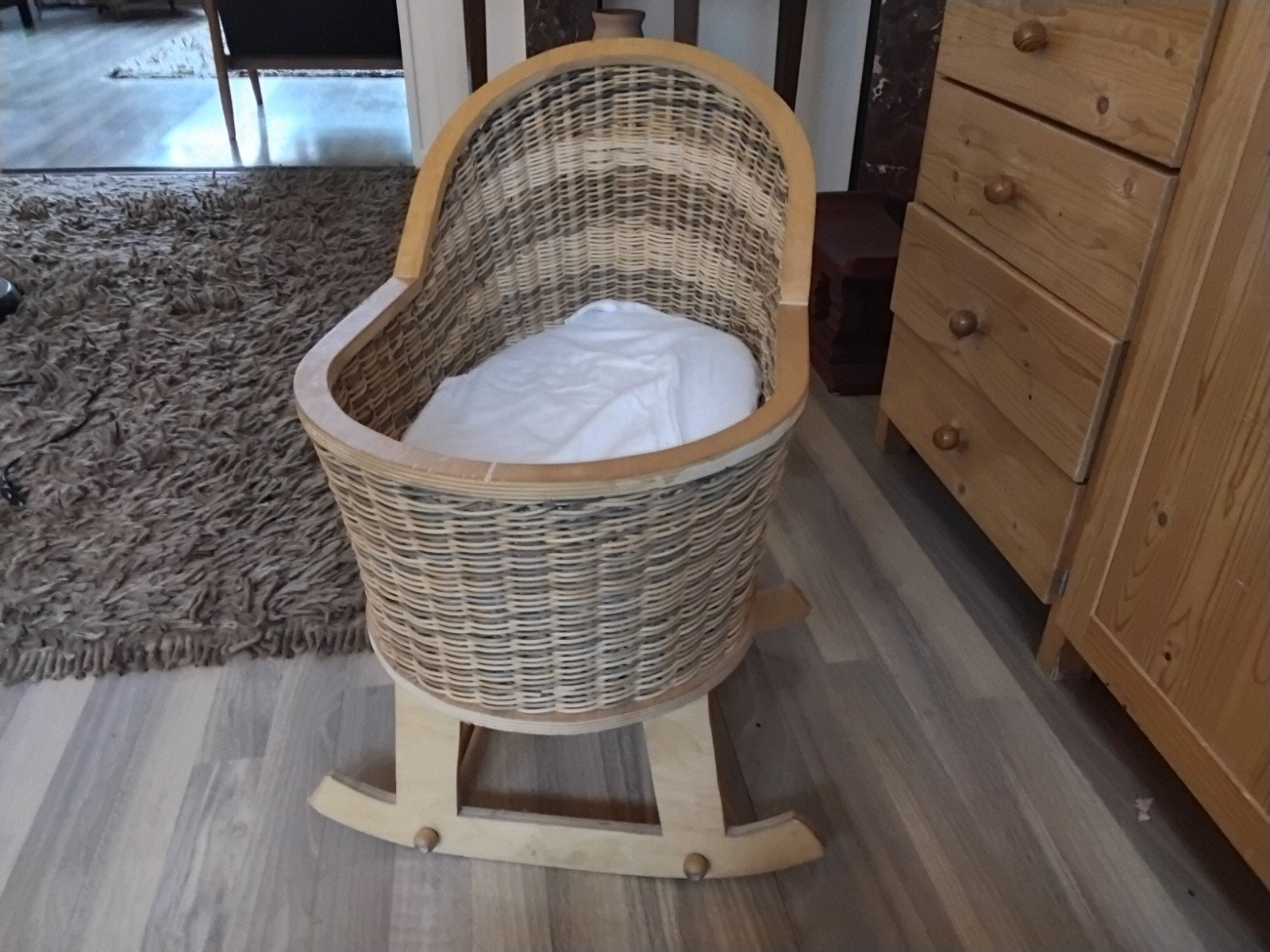Poppenwieg handgemaakte rieten of rotan, Kinderen en Baby's, Speelgoed | Poppen, Ophalen of Verzenden, Zo goed als nieuw, Babypop