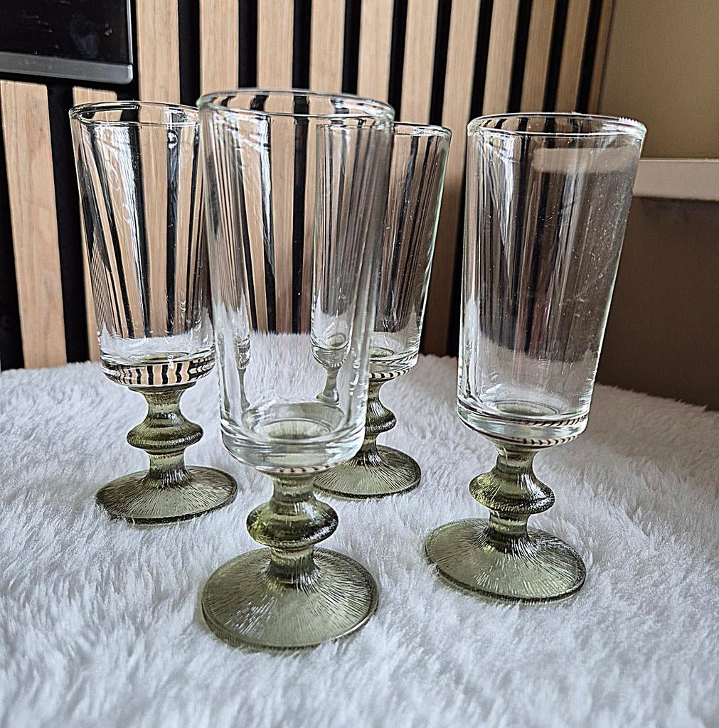 4 vintage likeurglazen op olijfgroene voet, Ophalen of Verzenden, Zo goed als nieuw, Overige typen