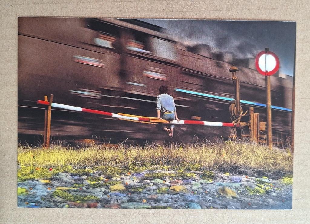 Jan Saudek - 120 km/hr, 1975 - Man op spoorboom met trein, Ophalen of Verzenden, 1980 tot heden, Ongelopen, Overige thema's