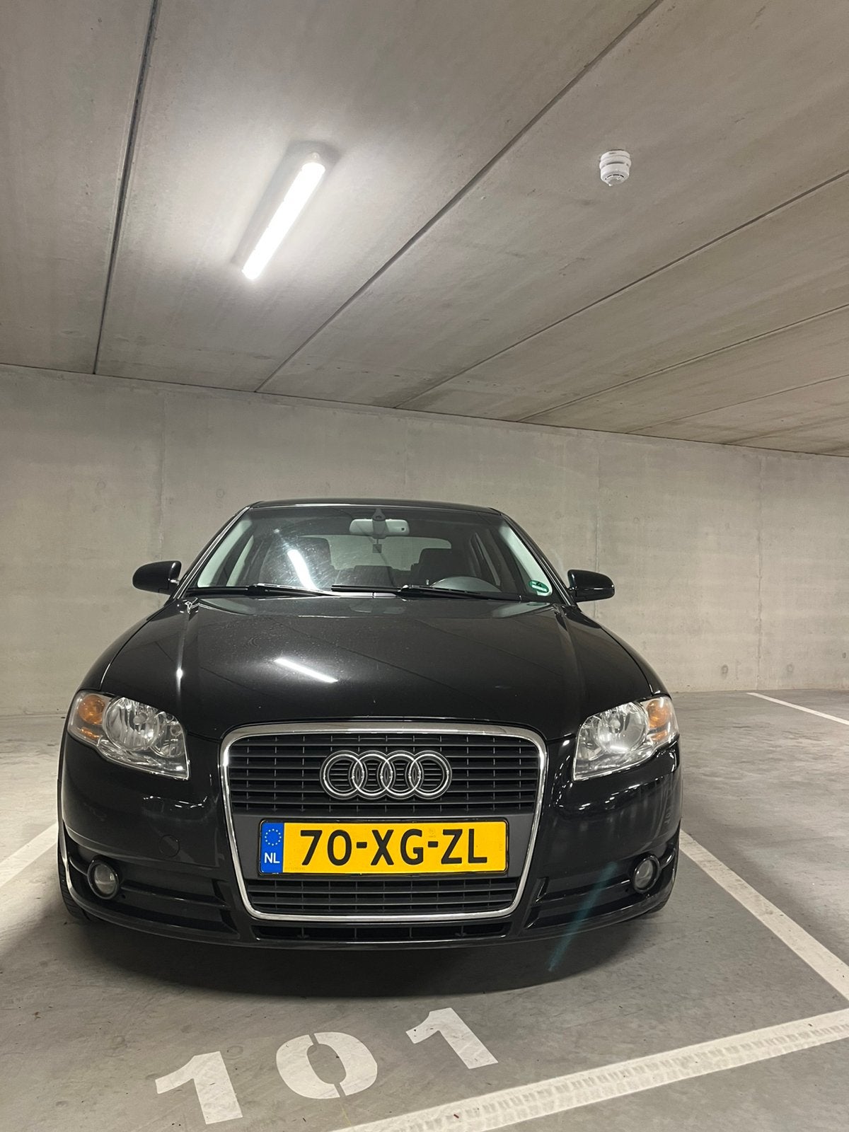 Audi A4 2.0 96KW 2007 Zwart, Auto's, Voorwielaandrijving, 4 cilinders, A4, Zwart