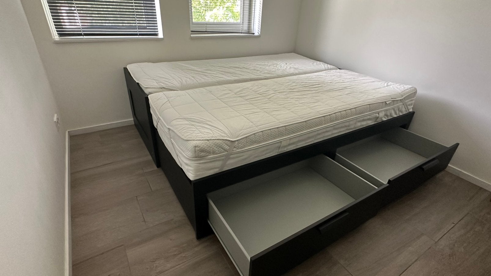 Ikea Brimnes uitschuifbaar bed incl. 2 hybride matrassen, Huis en Inrichting, Slaapkamer | Bedden, Ophalen, Gebruikt, Zwart, Tweepersoons