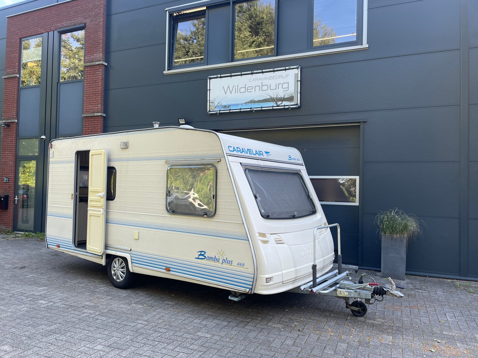 Mooie èn complete Caravelair Bamba Plus 460, vastbed!, Vast bed, Schokbreker, Bedrijf, Treinzit