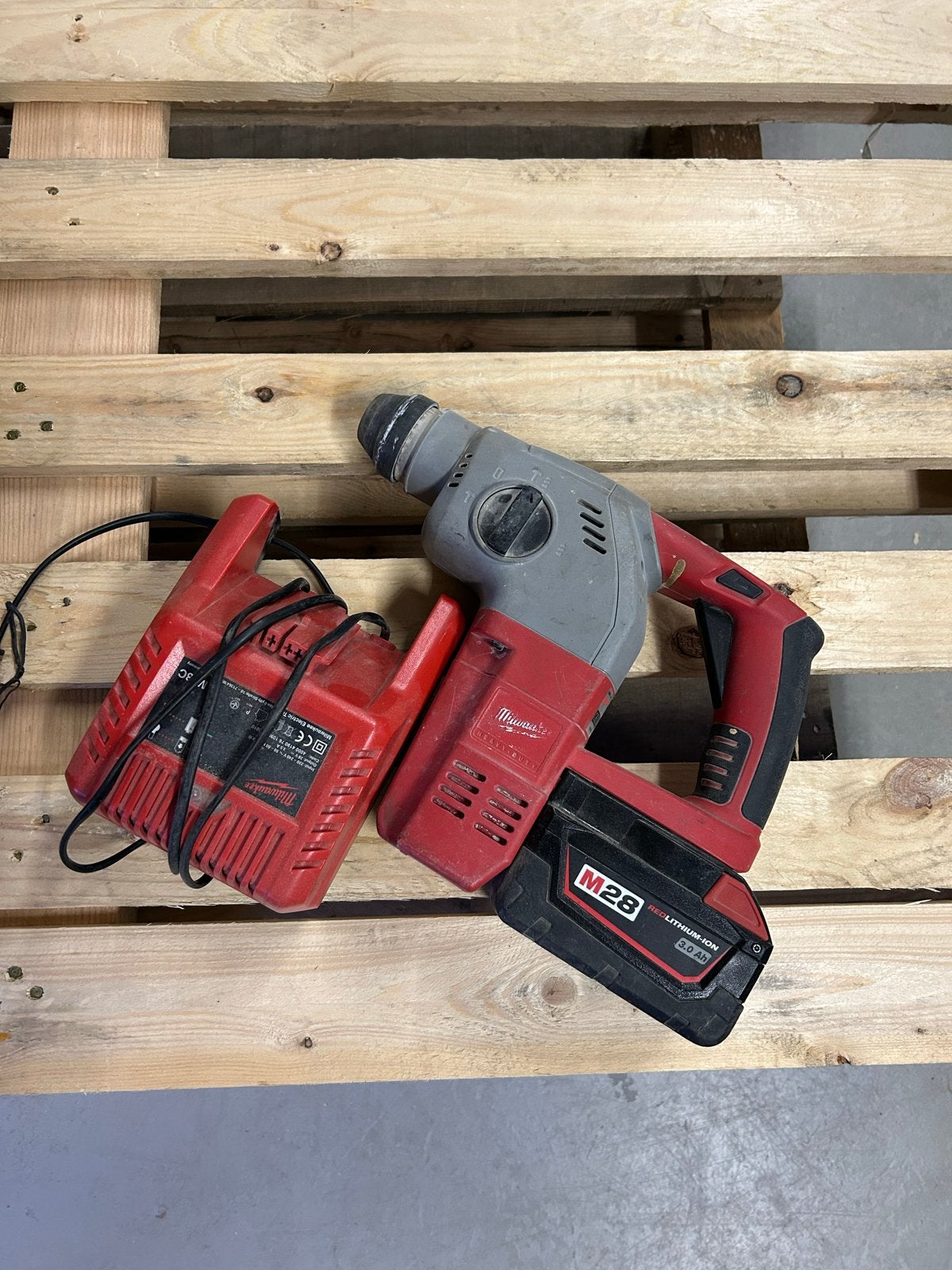 Milwaukee Boorhamer met Accu en Oplader en stofzuiger., Ophalen, Boor- en/of Breekhamer, Klopboormechanisme, Gebruikt