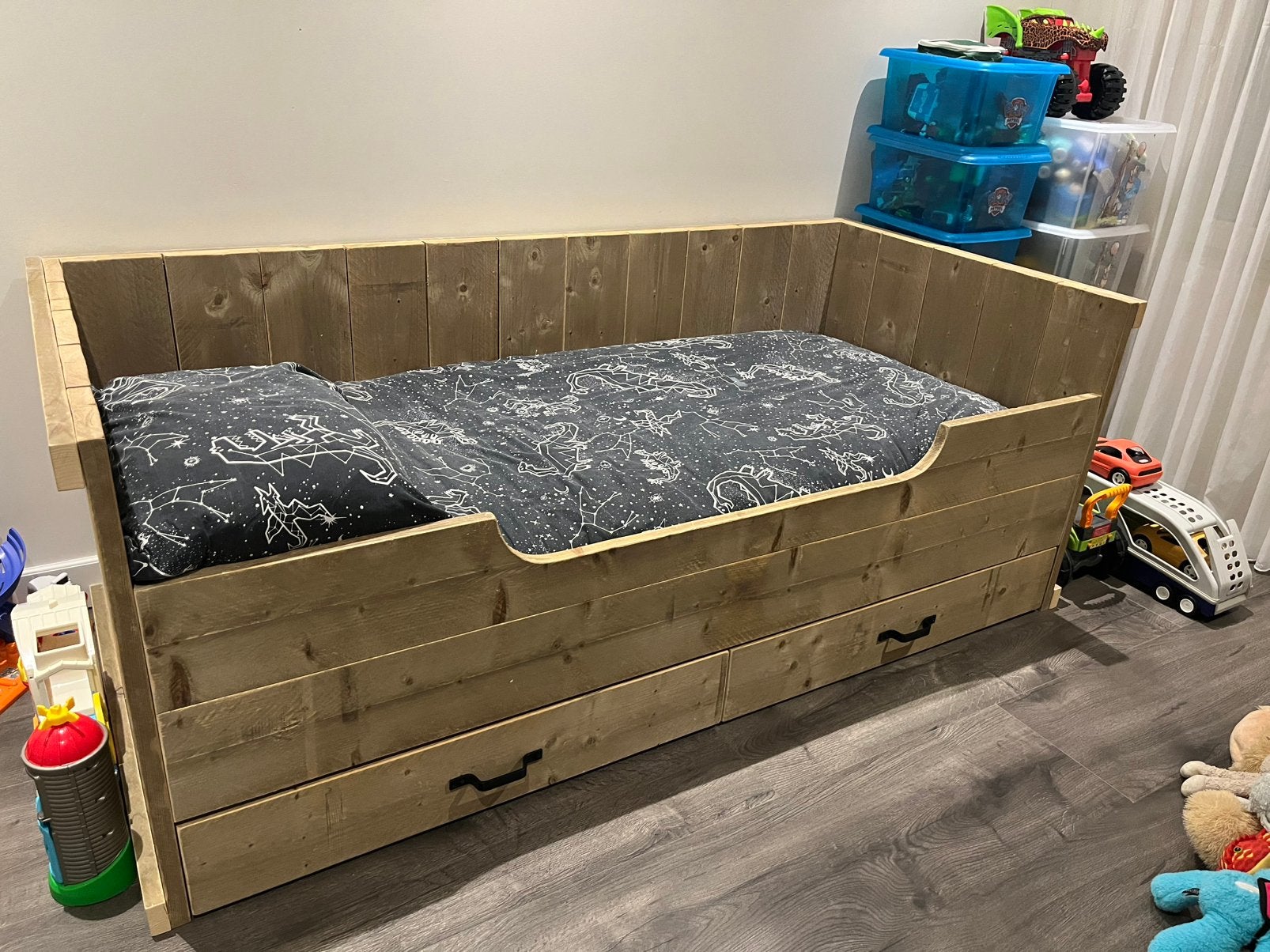 Stijger houten bed, Ophalen, 85 tot 100 cm, Zo goed als nieuw, Lattenbodem