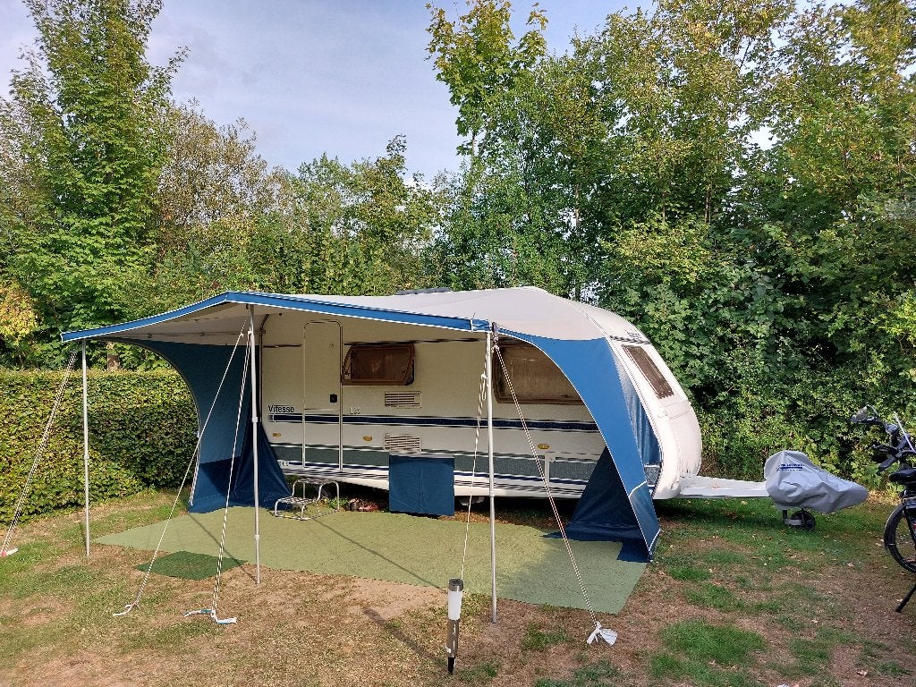 caravan met toebehoren, Caravans en Kamperen, Caravans, Schokbreker, Lengtebed, Treinzit, 750 - 1000 kg