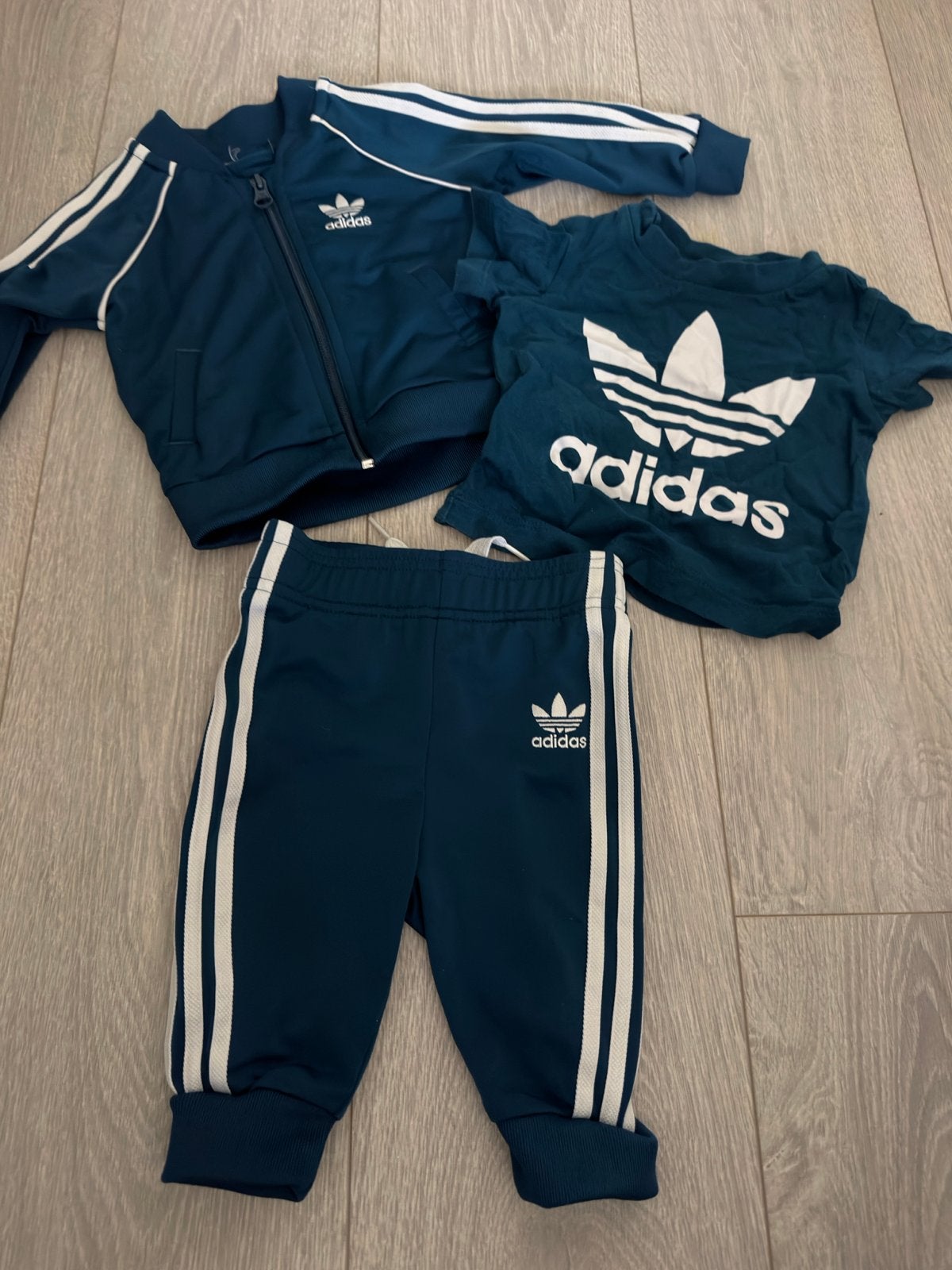 Adidas babykleding set - Trainingspak en T-shirt, Ophalen, Zo goed als nieuw, Jongen of Meisje