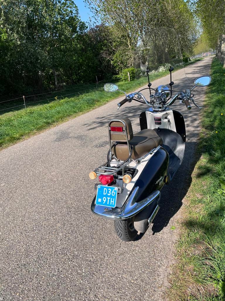Mooie Grand Retro 25 km snorscooter - Goede staat!, Fietsen en Brommers, Snorfietsen en Snorscooters, Ophalen, Gebruikt, Benzine