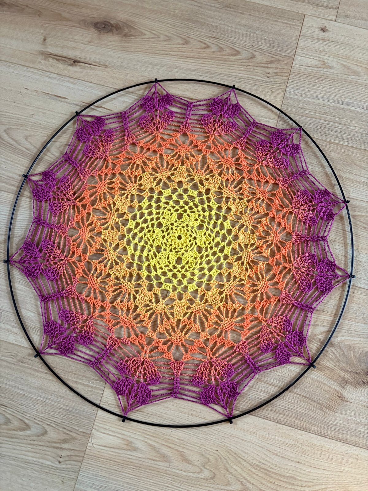 Handgemaakte gehaakte mandala dromenvanger - regenboog, Hobby en Vrije tijd, Knutselen, Ophalen, Textiel, Nieuw, Meerkleurig