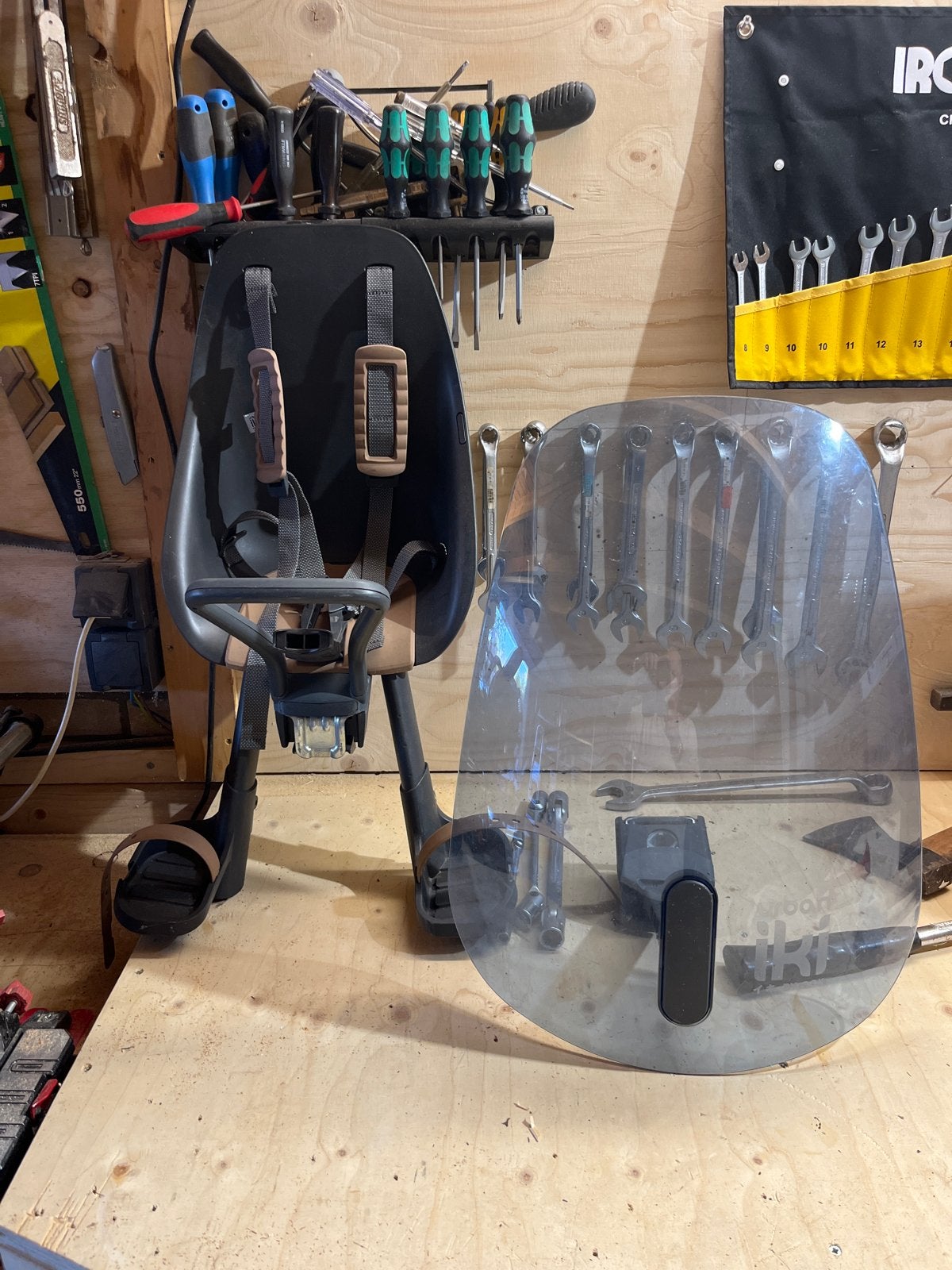 Thule Yepp Mini fietsstoeltje met windscherm, Ophalen, Voetsteuntjes, Voorzitje, Zo goed als nieuw
