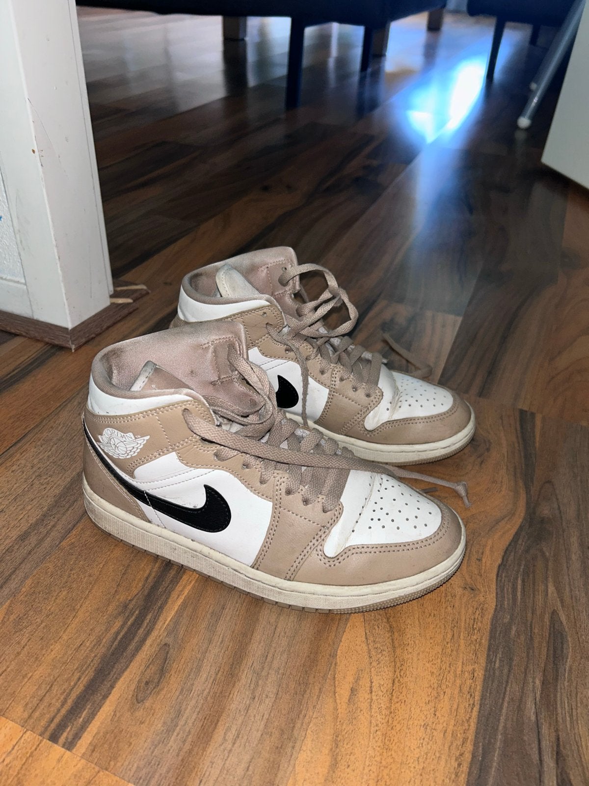 Nike Air Jordan 1 Mid 'Light Smoke Grey' - Maat 37, Kleding | Dames, Ophalen of Verzenden, Gedragen, Grijs, Sneakers of Gympen