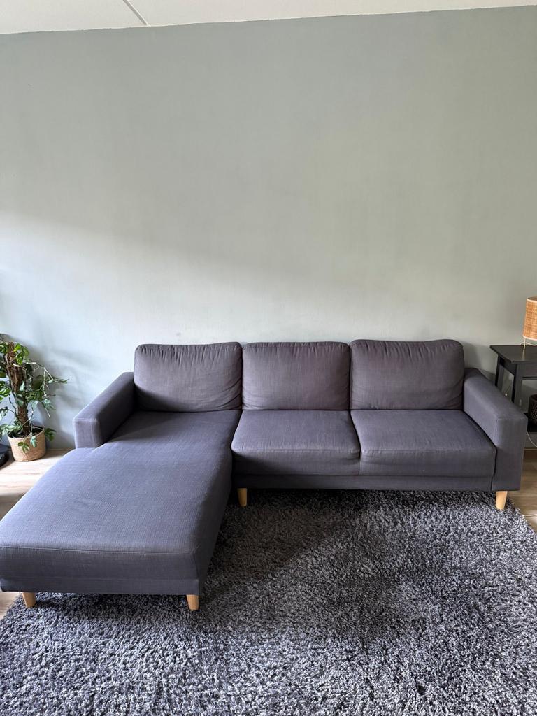 Comfortabele grijze hoekbank met chaise longue (Jysk egense), Huis en Inrichting, Banken | Bankstellen, Ophalen, Gebruikt, 125 tot 150 cm