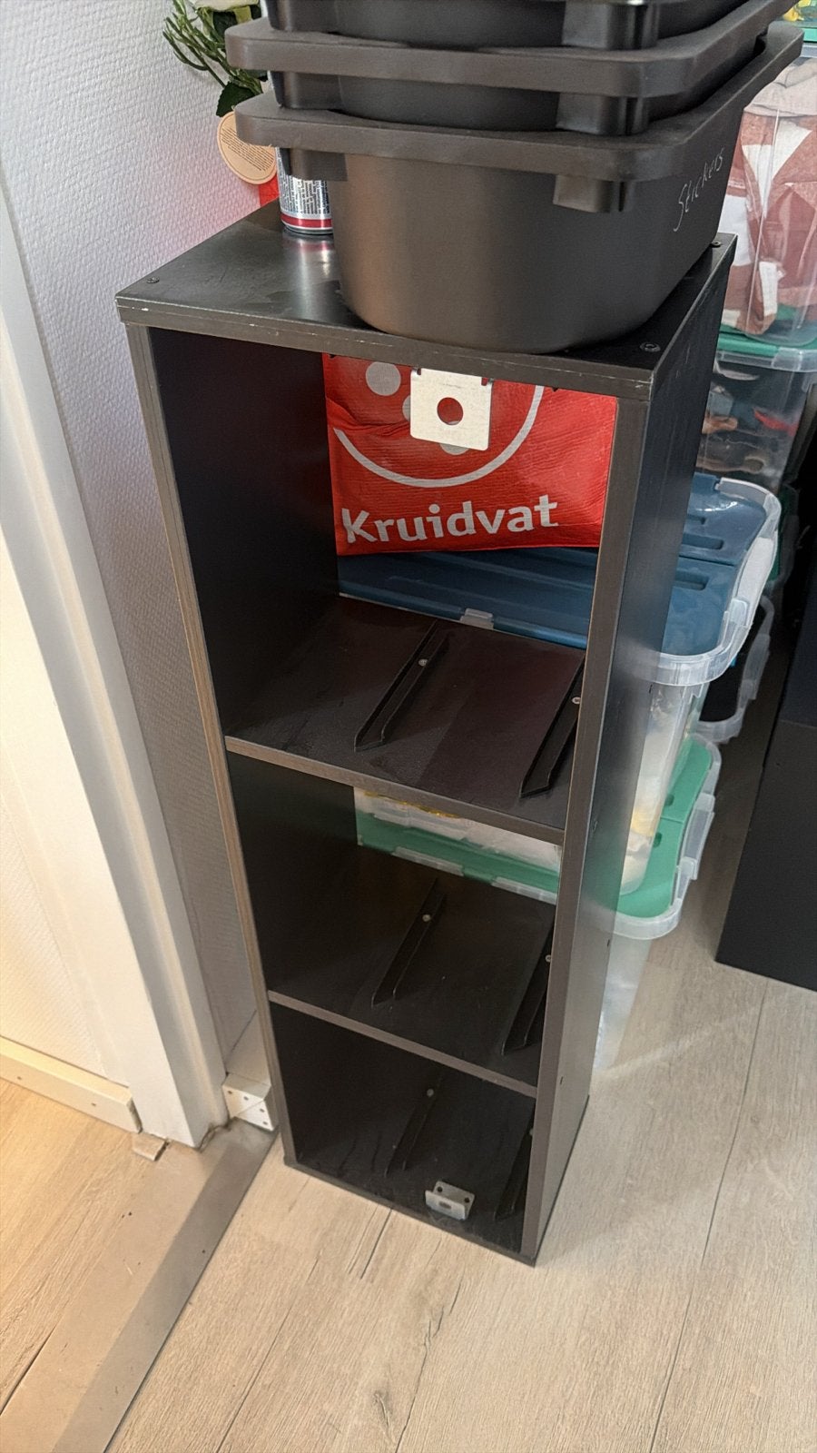 Ikea Smalle zwarte kast met 3 planken, Huis en Inrichting, Kasten | Boekenkasten, Ophalen, Met plank(en), Minder dan 50 cm, Gebruikt