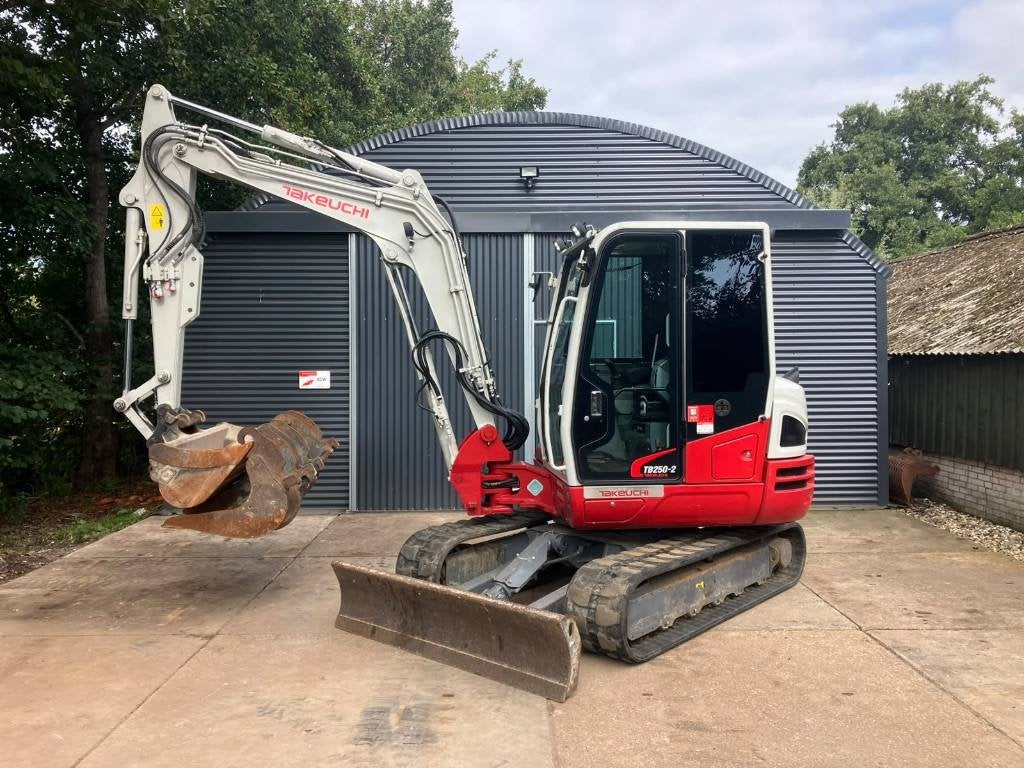 Takeuchi TB250-2 midigraver | 2395u | Airco | sloop-sorteer, Graafmachine