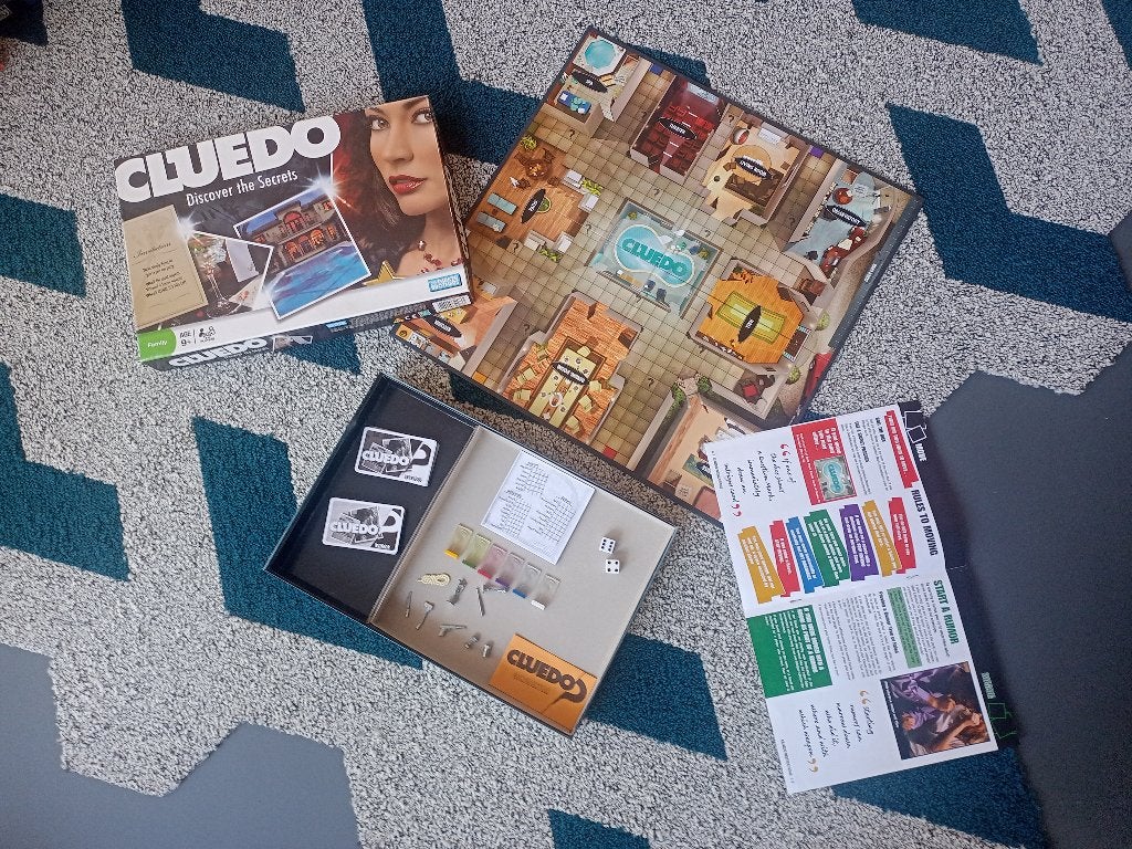 Engelse Cluedo: Ontdek de Geheimen Klassieke Moordmysterie, Hobby en Vrije tijd, Drie of vier spelers, Ophalen of Verzenden, Zo goed als nieuw