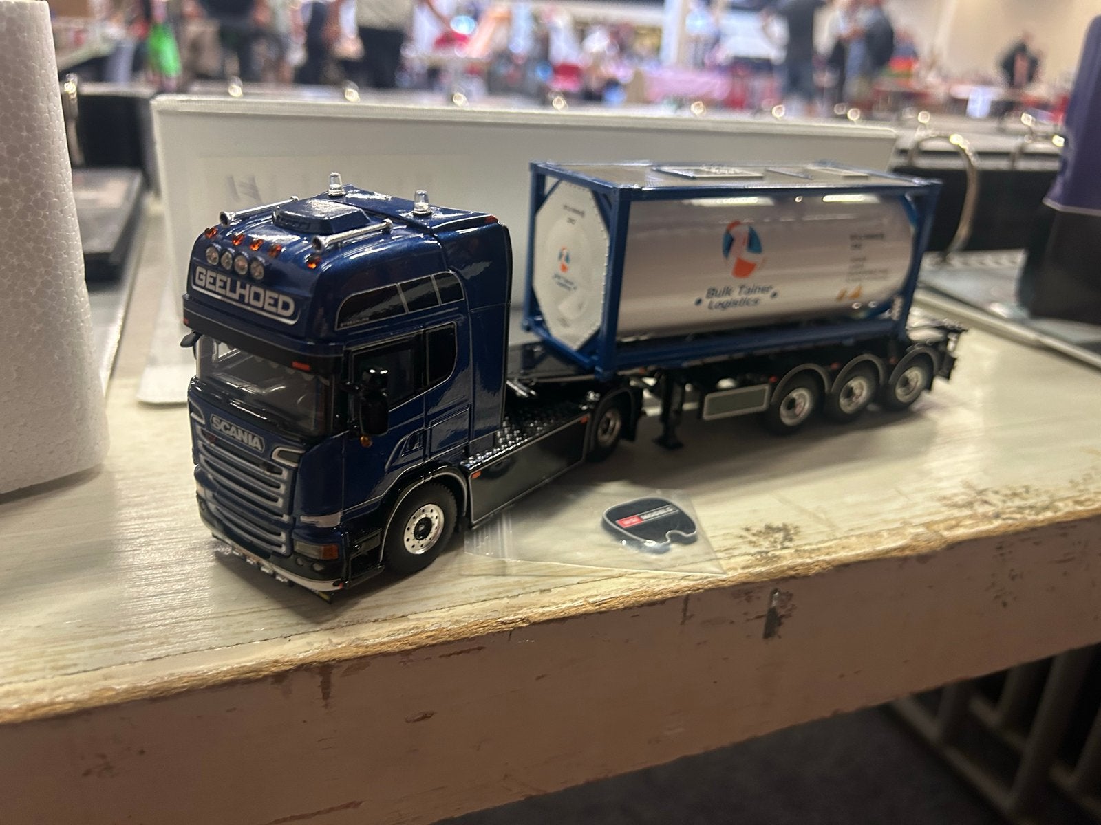 WSI Geelhoed Scania met containerchassis en doos, Hobby en Vrije tijd, Modelauto's | 1:50, Ophalen of Verzenden, Zo goed als nieuw