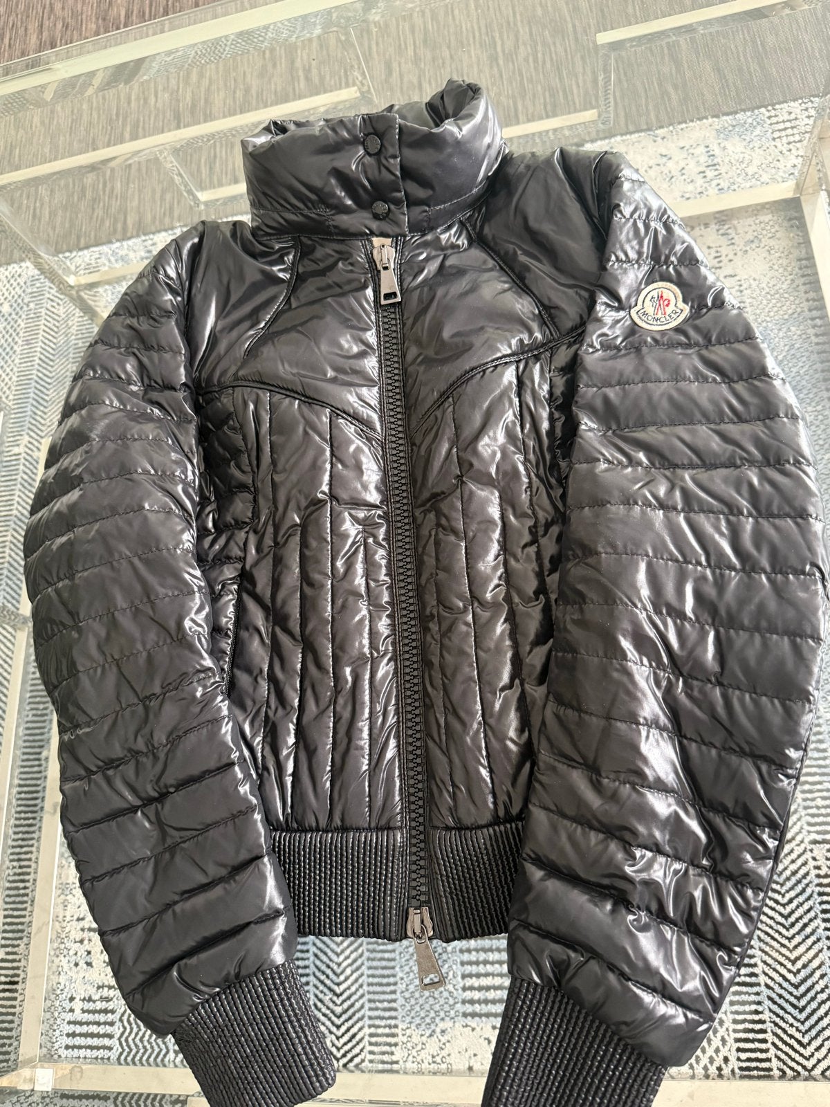 Moncler damesjas zwart, glanzend, zo goed als nieuw, Ophalen of Verzenden, Zo goed als nieuw, Maat 36 (S), Zwart