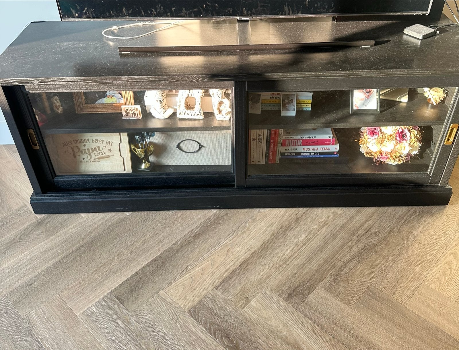Zwarte TV-kast met glazen schuifdeuren, Ophalen, Gebruikt, 150 tot 200 cm, Minder dan 100 cm