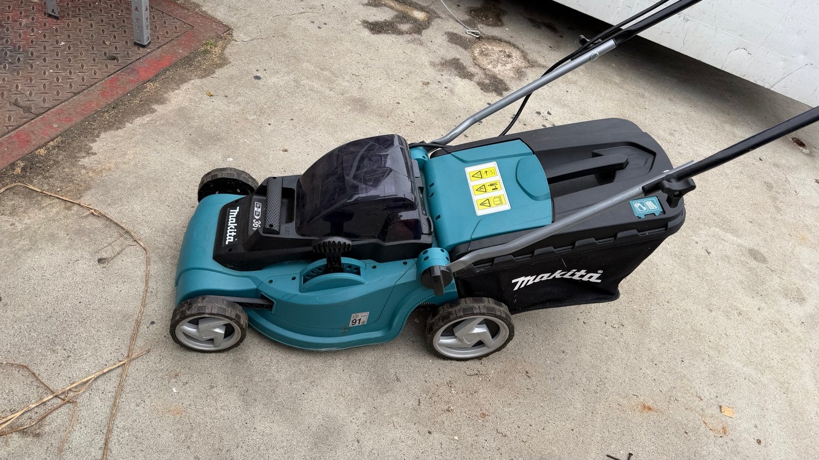 Makita DLM380 Accu Grasmaaier 36V (2x18V) - Zonder Accu's, Tuin en Terras, Ophalen, Cirkelmaaier, Gebruikt, Accu-grasmaaier
