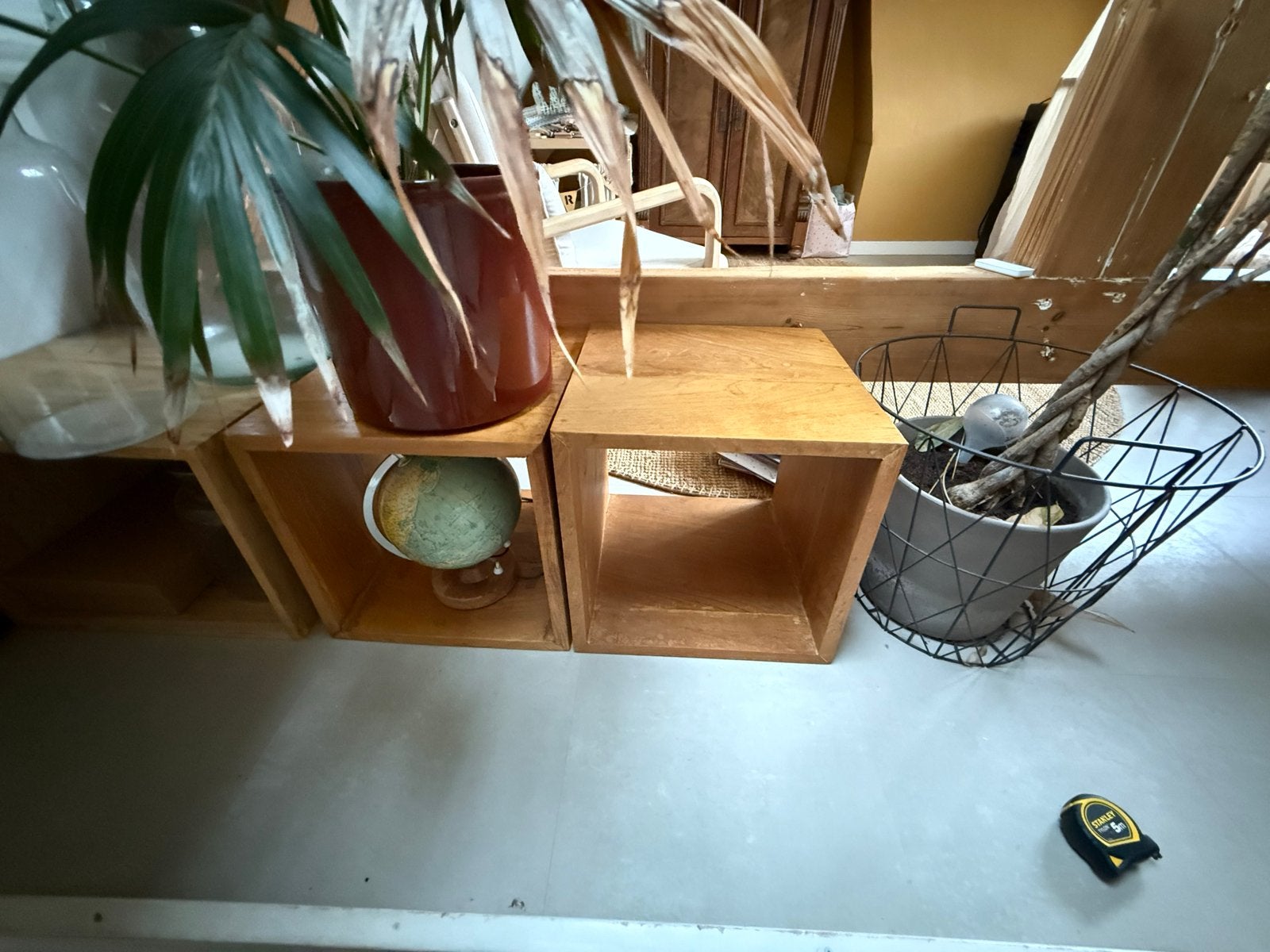 Twee houten kubussen - kastjes of bijzettafeltjes, Huis en Inrichting, Tafels | Bijzettafels, Ophalen, Minder dan 45 cm, Minder dan 55 cm