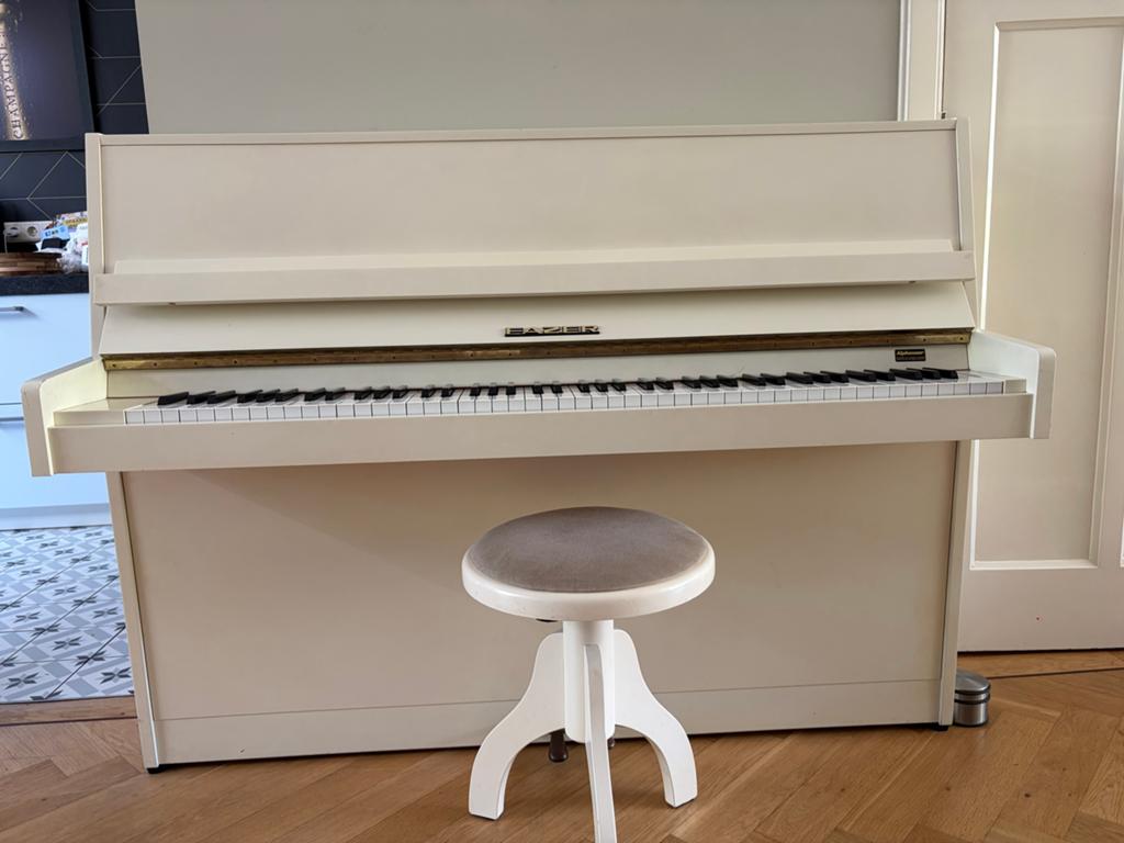 Compacte Fazer piano, wit - ideaal voor kleine ruimtes, Muziek en Instrumenten, Piano's, Ophalen, Gebruikt, Wit, Piano