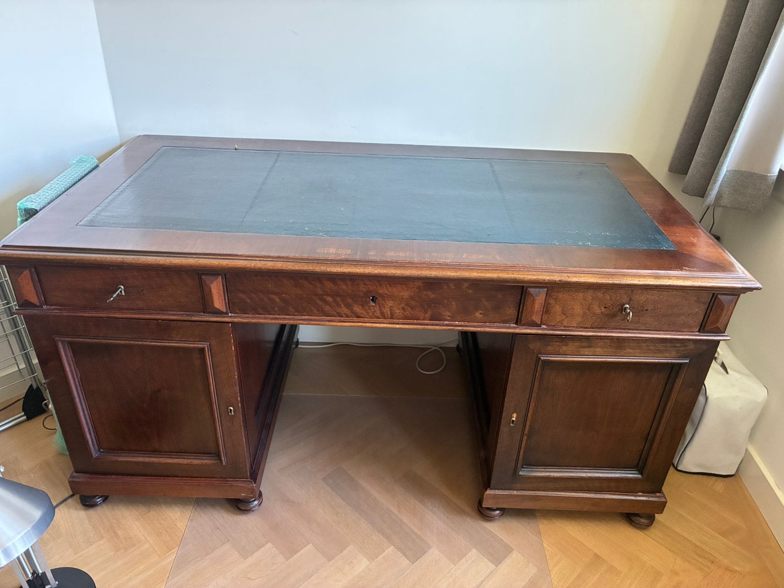 Antiek houten bureau met lades, Ophalen