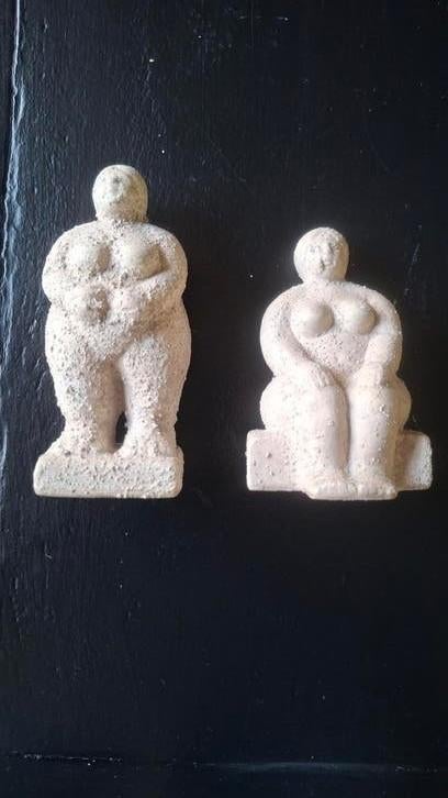 Beeldje van zittende vrouw, Ophalen of Verzenden