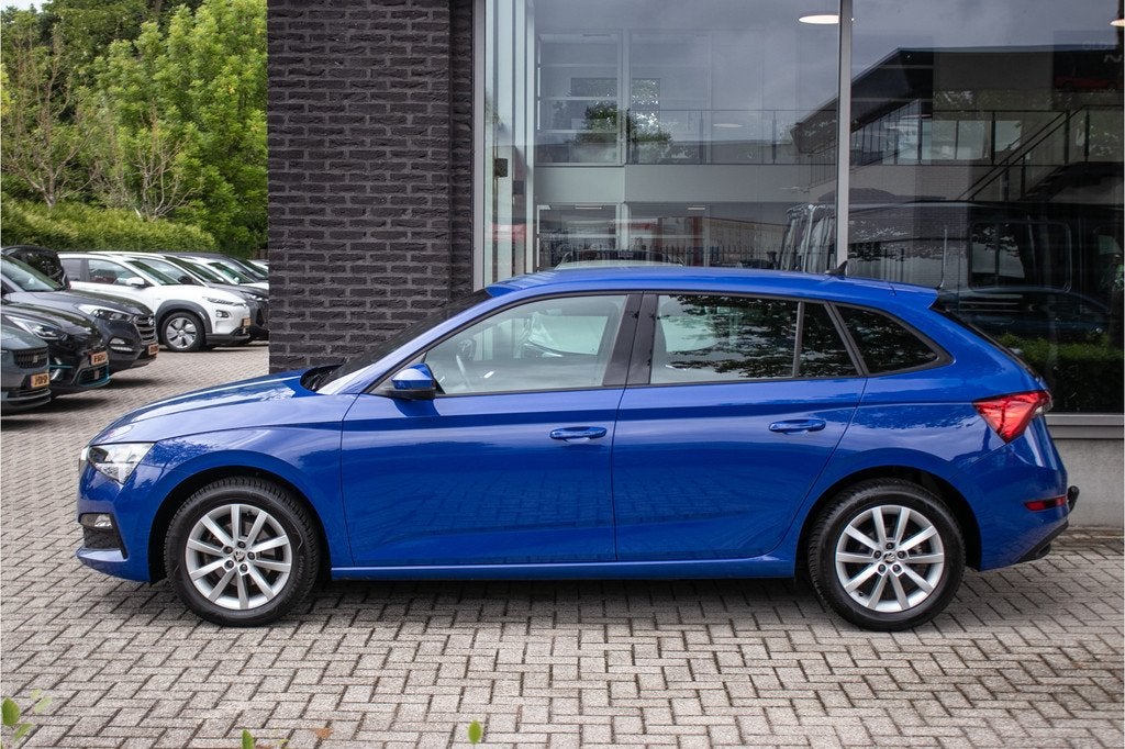 Skoda Scala 1.0 TSI Sport Business | Trekhaak | Sportstoelen, Auto's, Skoda, Gebruikt, Blauw, 116 pk, 49 €/maand